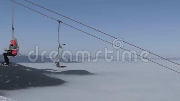 滑雪场的升降椅把人运送到山顶视频的预览图