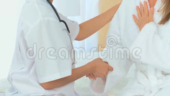 一个病人在听她的护士说话视频的预览图