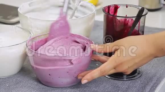 烹饪和混合奶酪奶油蛋糕与蓝莓视频的预览图