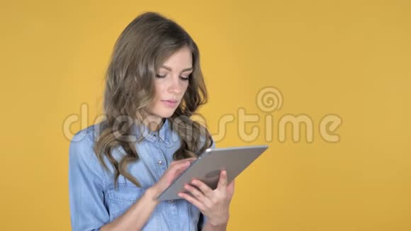 年轻女孩浏览互联网使用平板电脑视频的预览图