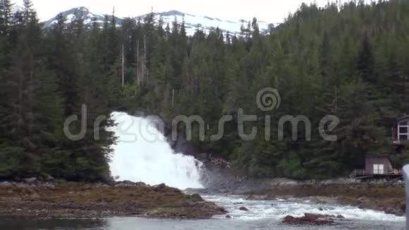 独特景观的山河瀑布背景的阿拉斯加水视频的预览图