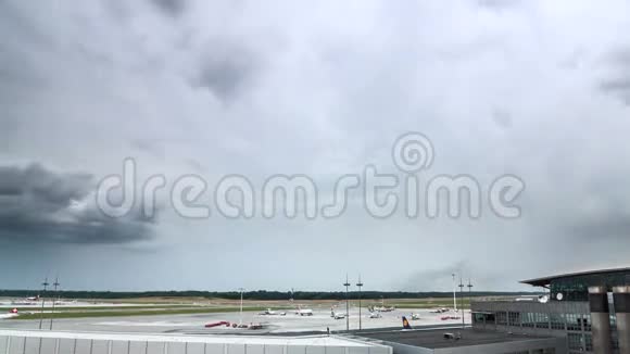 汉堡机场雷雨视频的预览图