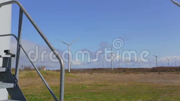 在爱沙尼亚欧洲的风车视频的预览图