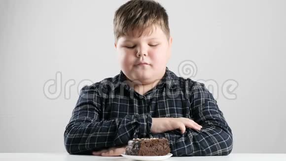 小胖男孩咬一块蛋糕50英尺视频的预览图