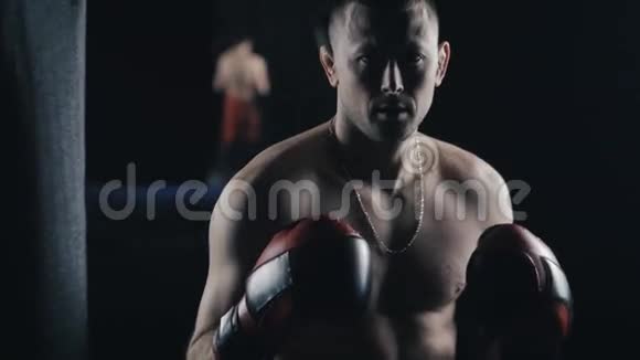 拳击俱乐部男拳击手画像视频的预览图