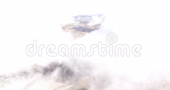 在云层上方飞行的侧视镜头视频的预览图