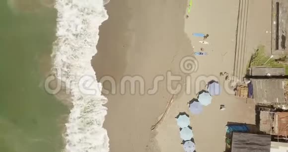 从加勒比海美丽海岸线的顶部俯瞰视频的预览图