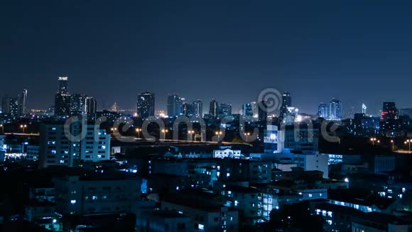 市区夜间交通灯点亮时间流逝视频的预览图