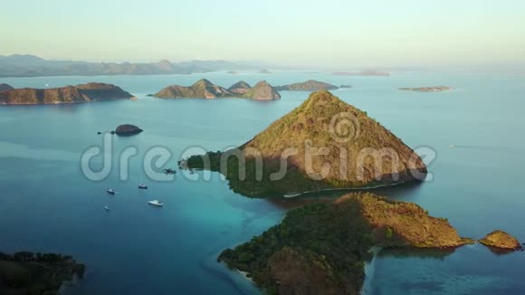 与弗洛雷斯岛群岛的空中海景视频的预览图