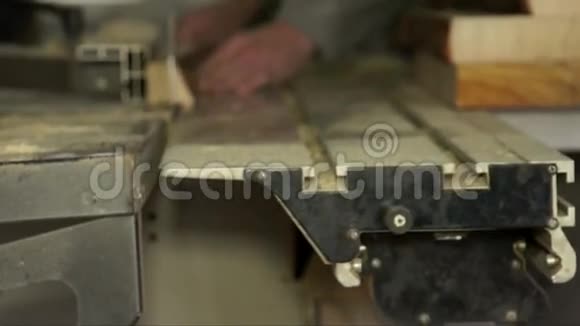 切割过程中的一块木头视频的预览图