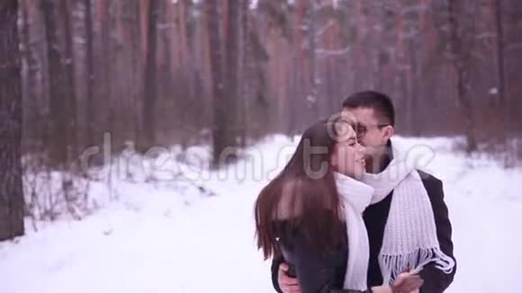 快乐的年轻夫妇在冬天的森林里玩得很开心视频的预览图