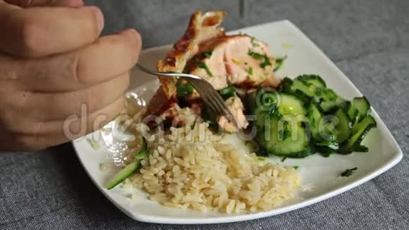 用米饭和黄瓜炒鲑鱼视频的预览图