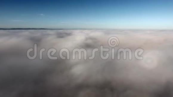 空中景色日落时分在云层中飞行视频的预览图