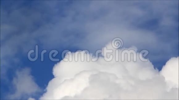 白云映衬蓝天视频的预览图