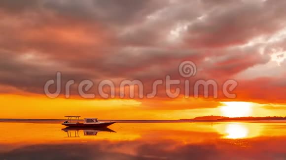 印度尼西亚基利梅诺橙色夕阳下的海上时光舟视频的预览图