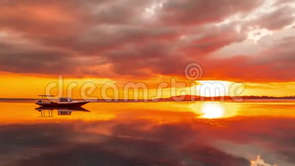 印度尼西亚基利梅诺海滩背景船上夕阳西下视频的预览图