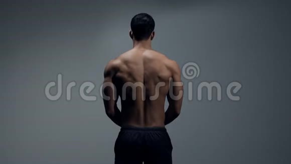 健身模型显示背部肌肉视频的预览图