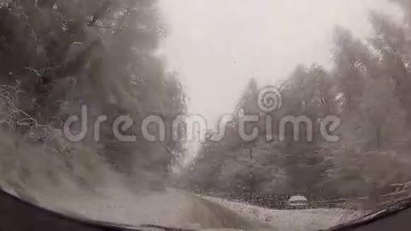 司机POV冬季雪道视野视频的预览图