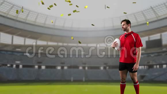 职业橄榄球运动员站在体育场前纸屑掉落视频的预览图