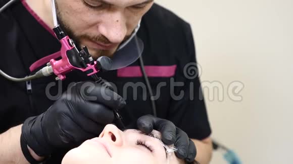 美容院关闭男性美容师的黑色手套使永久化妆程序的女性眉毛青年视频的预览图