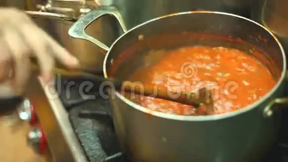 厨师在厨房搅拌酱汁视频的预览图