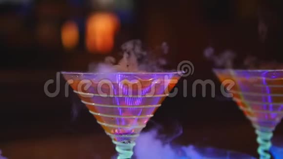 用干冰的效果在玻璃中饮用酒吧表演视频的预览图