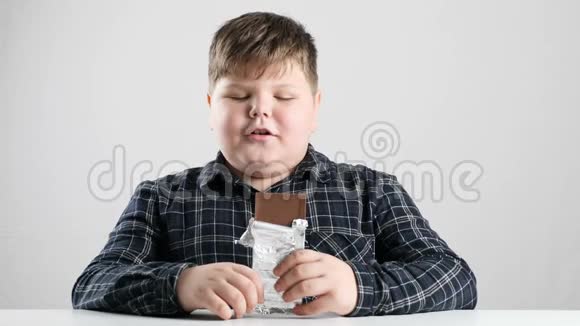 小胖男孩咬一口巧克力棒50磅视频的预览图