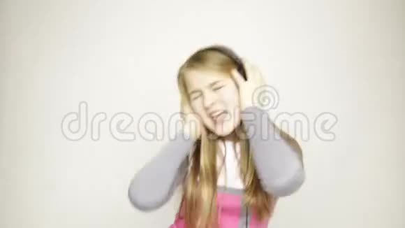 少女听耳机音乐唱歌跳舞视频的预览图