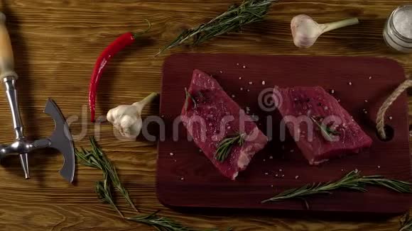 桌上放着胡椒迷迭香斧和大蒜的牛肉片视频的预览图