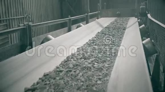 矿石在现代加工厂的输送机上移动滑杆射击视频的预览图