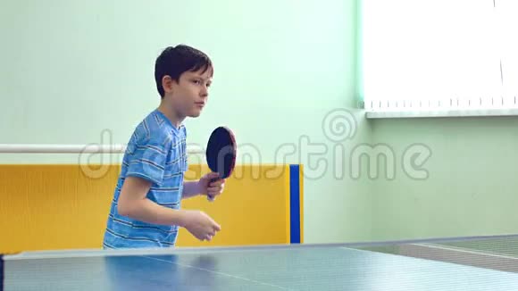 青少年打乒乓球运动录像视频的预览图