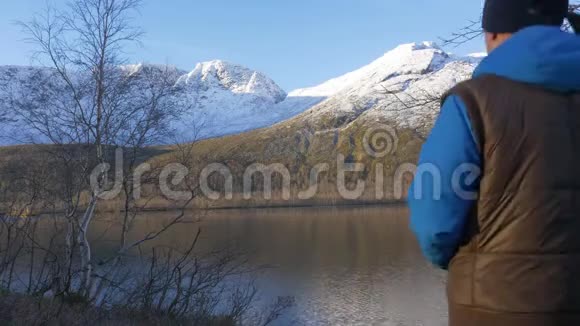 一个人一个中年运动员在山里迎接黎明他欣赏太阳和山的倒影视频的预览图