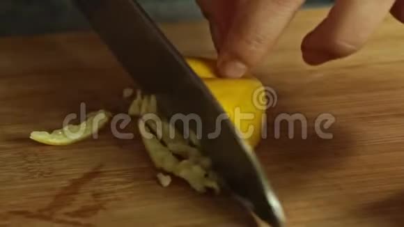 厨师烹饪和烤三文鱼鱼米饭和黄瓜视频的预览图