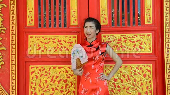 穿着中国传统服装的女人视频的预览图