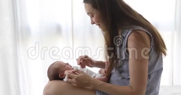 妈妈在玩新生儿视频的预览图
