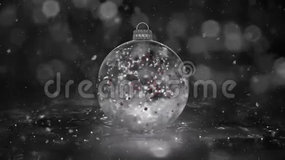 圣诞白冰玻璃包装饰雪花红球背景环视频的预览图