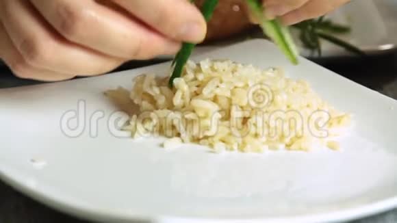厨师食品用米饭和黄瓜做鲑鱼造型视频的预览图
