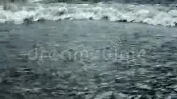 公路上的洪水视频的预览图