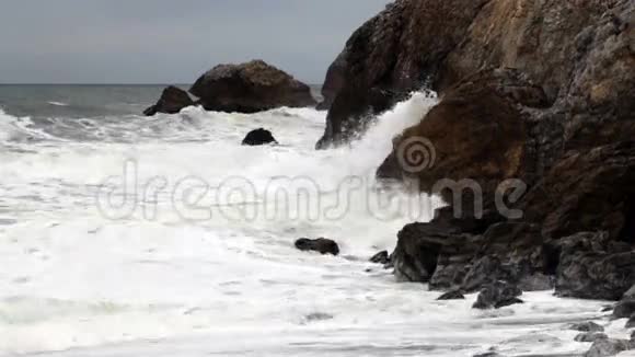 北加利福尼亚州波浪冲击海岬视频的预览图
