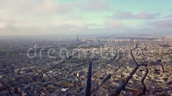 巴黎埃菲尔铁塔的鸟瞰图视频的预览图