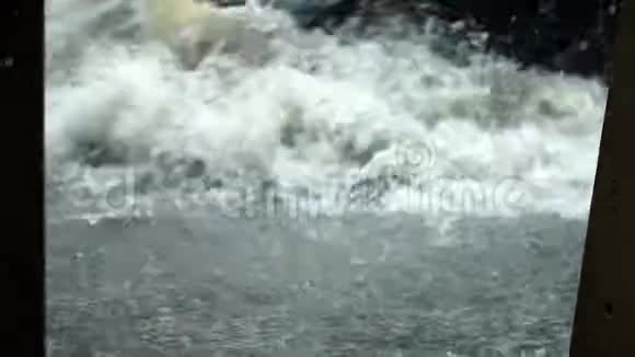 公路上的洪水视频的预览图