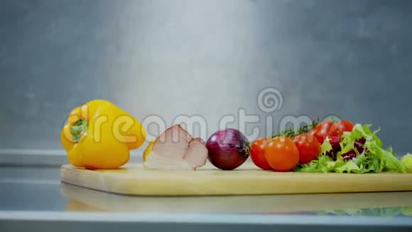 钟椒培根洋葱西红柿和生菜躺在木架上视频的预览图