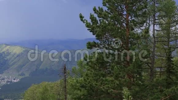 山里的暴风云从浅山山山的顶部看视频的预览图