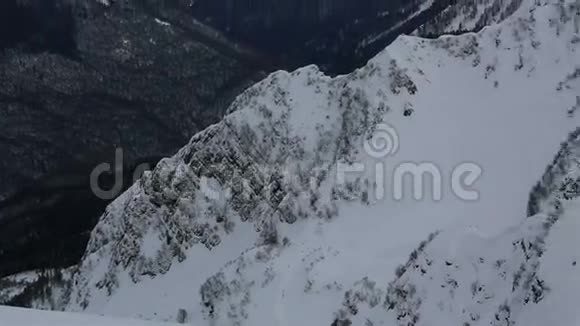 罗萨湖特高山度假区山顶石柱视频的预览图