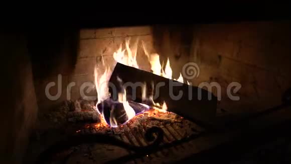 在黑暗的传统壁炉里烧木头视频的预览图