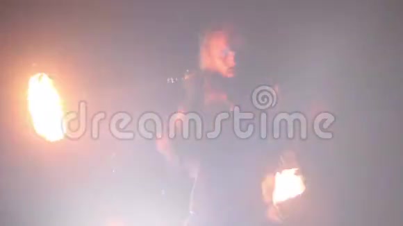 有胡子的人在火中表演视频的预览图