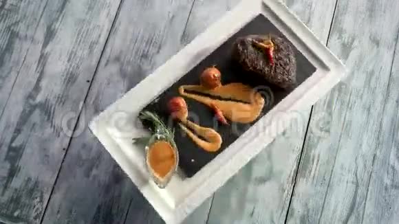 胡椒牛排和干邑酱视频的预览图