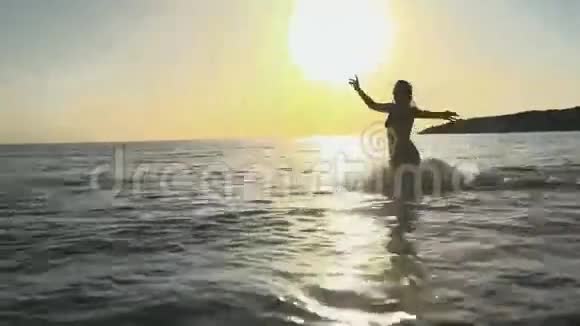 小女孩把水溅到海里视频的预览图