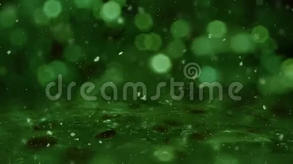 冬季绿色运动背景灯落在冰上的雪离焦波克环视频的预览图