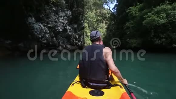 人类划皮艇穿越海水视频的预览图